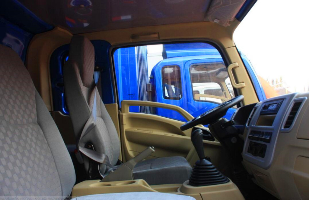 中国重汽HOWO 悍将 102马力 3.85米排半仓栅轻卡4