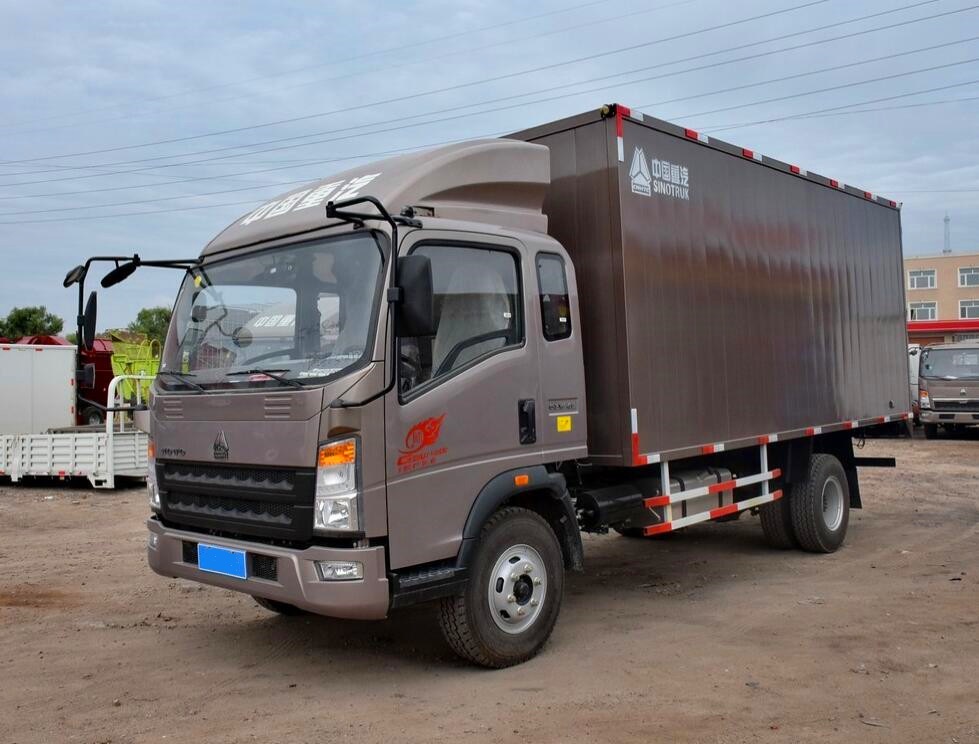 中国重汽HOWO 统帅 154马力 4X2 5.2米排半厢式载货车(ZZ5137XXYF421CD1) 3