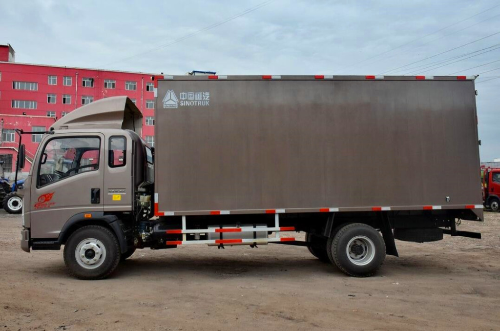 中国重汽HOWO 统帅 154马力 4X2 5.2米排半厢式载货车(ZZ5137XXYF421CD1) 4