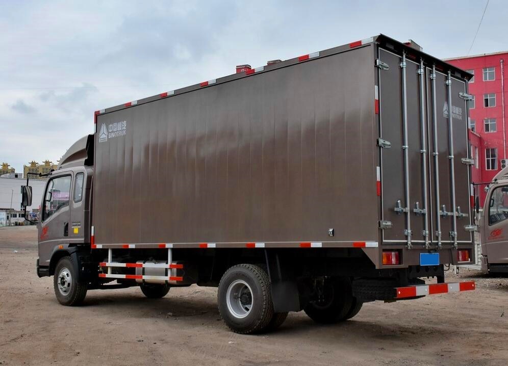 中国重汽HOWO 统帅 154马力 4X2 5.2米排半厢式载货车(ZZ5137XXYF421CD1) 5