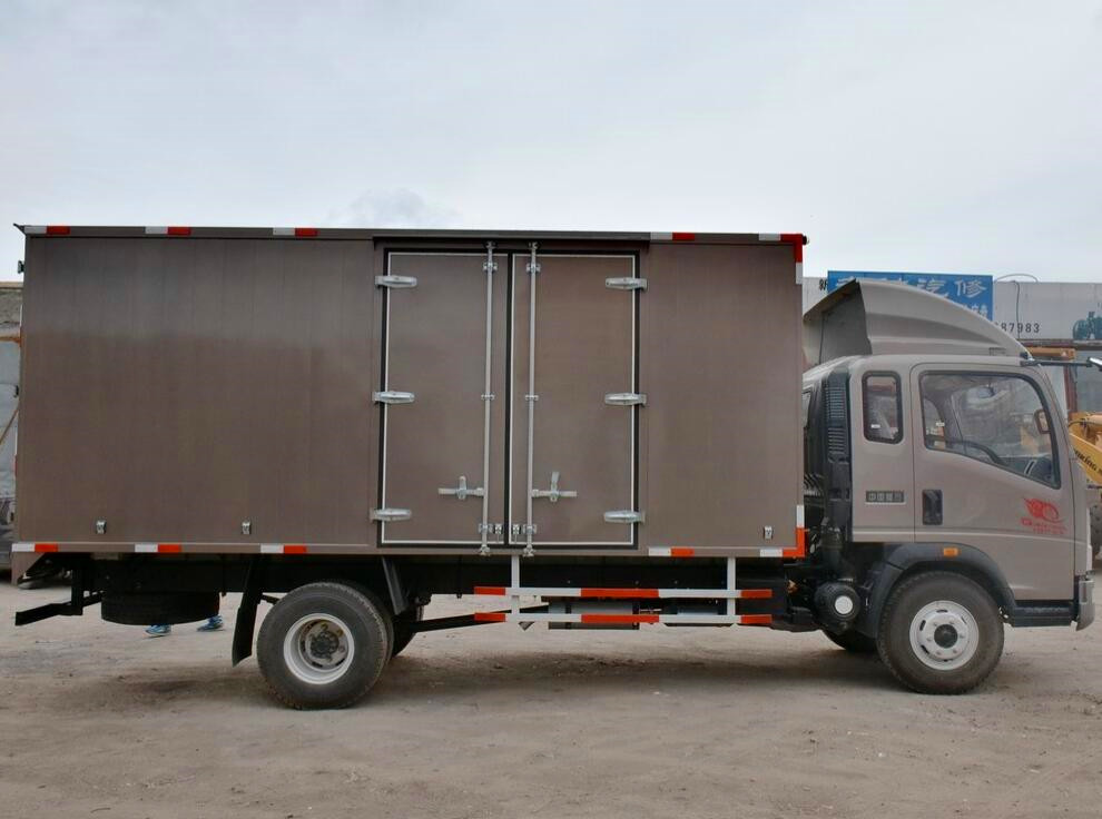 中国重汽HOWO 统帅 154马力 4X2 5.2米排半厢式载货车(ZZ5137XXYF421CD1) 8